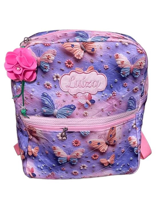 Mochila lilás de borboletas com o nome Luiza bordado
