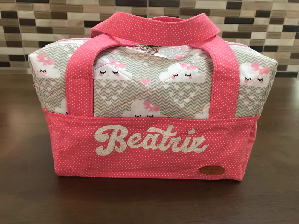Necessaire rosa de nuvens com o nome Beatriz bordado